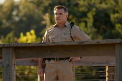 Cullen Moss come Deputy Shoupe in Outer Banks 5x08