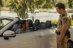 (S-D) Fiona Palomo come Sofia, Connor Alexander come Deputy Benton in Outer Banks 5x08