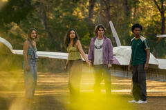 (S-D) Madelyn Cline come Sarah Cameron, Madison Bailey come Kiara, Chase Stokes come John B, Jonathan Daviss come Pope in Outer Banks 5x08