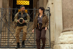 (S-D) Jason Alan Carvell come Finch, Pollyanna McIntosh come Dalia in Outer Banks 5x09