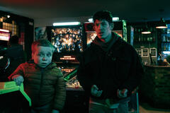Lenny Rush e Christopher Chung in Slow Horses 6x03