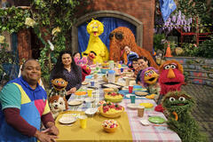 (S-D) Chris Knowings, Tango, Tamir, Michelle Buteau, Elmo, Abby Cadabby, Bert, Ernie, Big Bird, Mr. Snuffleupagus, Alan Muraoka, Cookie Monster, Grover, Suki Lopez, Mae, Louie, Oscar e Slimey in Temporale a Sesame Street