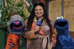 (S-D) Grover, Michelle Buteau e Cookie Monster in Temporale a Sesame Street