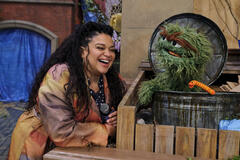 (S-D) Michelle Buteau, Oscar e Slimey in Temporale a Sesame Street