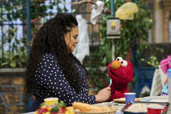 (S-D) Michelle Buteau e Elmo in Temporale a Sesame Street