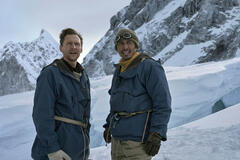 Tom Hiddleston e Genden Phuntsok in Tenzing