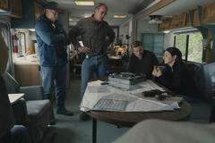 (S-D) Marc Menchaca come Eddie Turrell, Steven Ogg come Dean Kaplan, Alexander Ludwig come Leo Driver e Shailene Woodley come Joanne Miller in Unabomber