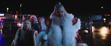 (S-D) Mrs. Claus (Kristen Bell) e Santa Claus (David Harbour) in Un'altra Notte Violenta e Silenziosa 