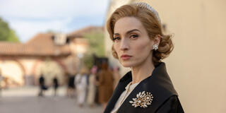 Maria Valverde come Adela in Il problema finale 1x05