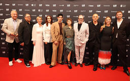 Il produttore esecutivo Douglas Urbanski, il produttore esecutivo Hakan Kousetta, Saskia Reeves, Olivia Cooke, Christopher Chung, Aimee-Ffion Edwards, la star e produttore esecutivo Sir Gary Oldman, il produttore esecutivo e regista Adam Randall, Ruth Bradley e il co-produttore esecutivo Billy Bowring alla première mondiale della sesta stagione di 'Slow Horses' al Toronto International Film Festival venerdì 11 settembre 2026