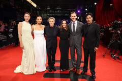 Caitríona Balfe, Thinley Lhamo, Willem Dafoe, Jennifer Peedom, Tom Hiddleston e Genden Phuntsok alla première canadese di 'Tenzing', al TIFF, il 14 settembre 2026