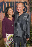 Laura Louie e Woody Harrelson alla première mondiale della serie 'Brothers' presso l'Hammer Museum, il 17 settembre 2026