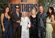 Natalie Martinez, Matthew McConaughey, Kay McConaughey, Holland Taylor, Woody Harrelson e Brittany Ishibashi alla première mondiale della serie 'Brothers' presso l'Hammer Museum, il 17 settembre 2026