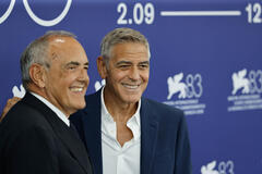 Alberto Barbera e George Clooney al photocall di Venezia 83, mercoledì 2 settembre 2026