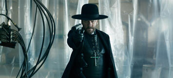Kiefer Sutherland in Father Joe di Barthélémy Grossmann