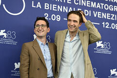 Lance Oppenheim e Robert Pattinson al photocall del film Primetime al Festival del Cinema di Venezia 83, sabato 5 settembre 2026