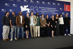 Delegazione del film (tra cui Phoebe Bridgers, Lance Oppenheim, Robert Pattinson, Ajon Singh, Bokeem Woodbine, Skyler Gisondo, Merritt Wever) al photocall di Primetime al Festival del Cinema di Venezia 83, sabato 5 settembre 2026