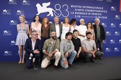 Delegazione del film (tra cui Melina Åkerman, Louis Garrell, Antonio De Matteo, Jasmine Trinca, Nanni Moretti, Hippolyte Girardot) al photocall di  Succederà questa notte al Festival del Cinema di Venezia 83, sabato 5 settembre 2026