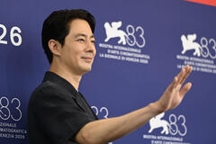 Zo In-sung al photocall del film Ga-neung-han sa-rang (Possible Love) al Festival del Cinema di Venezia 83, domenica 6 settembre 2026