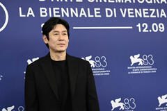Sul Kyung-gu al photocall del film Ga-neung-han sa-rang (Possible Love) al Festival del Cinema di Venezia 83, domenica 6 settembre 2026