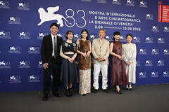 Delegazione del film Look Back (tra cui Natsuki Deguchi, Aju Makita, Hirokazu Koreeda) al Festival del Cinema di Venezia 83, lunedì 7 settembre 2026