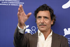 Adriano Giannini al photocall del film L'Estranea (The Spiral) al Festival del Cinema di Venezia 83, domenica 6 settembre 2026