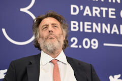 Mariano Llinás al photocall del film From Biografía de Jorge Luis Borges al Festival del Cinema di Venezia 83, domenica 6 settembre 2026