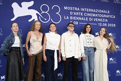 Delegazione del film Dau (tra cui Maria Nafpliotou, Radmila Shchogolieva, Ekaterina Andreeva, Ilya Khrzhanovsky, Victoriia Skytska) al Festival del Cinema di Venezia 83, mercoledì 9 settembre 2026