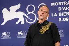 Il regista Yves Montmayeur al photocall del film Twist & Shoot Mister Suzuki al Festival del Cinema di Venezia 83, giovedì 10 settembre 2026