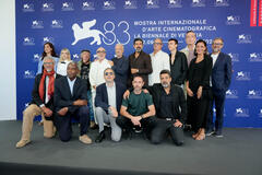 Delegazione del film Dio Ride (tra cui Maurizio Lombardi, Paolo Rossi, Giovanni Veronesi, Pierfrancesco Favino, Francesco Gheghi, Alma Noce, Silvio Orlando) al Festival del Cinema di Venezia 83, sabato 12 settembre 2026
