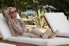 Holland Taylor in Brothers 1x01