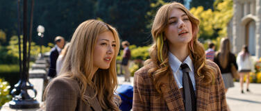 (S-D) Miku Martineau come Teagan Tao e Olga Petsa come Juliet Morny in Crew Girl 1x01