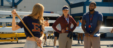 (S-D) Miku Martineau come Teagan Tao e Thomas Cadrot come Coach Matt Hayden in Crew Girl 1x01