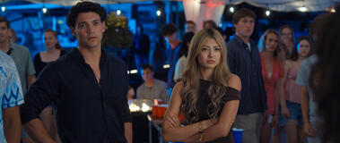 (S-D) Kyle Clark come Cam Dillinger e Miku Martineau come Teagan Tao in Crew Girl 1x01