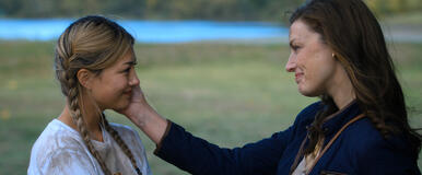 (S-D) Miku Martineau come Teagan Tao e Jessica Paré come Ella Tao in Crew Girl 1x02