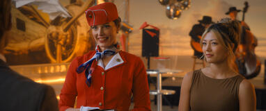 (S-D) Jessica Paré come Ella Tao e Miku Martineau come Teagan Tao in Crew Girl 1x03