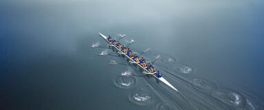 Team rowing in Crew Girl 1x04
