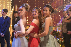 (S-D) Alaska Leigh come Amber, Miku Martineau come Teagan Tao e  Sage Linder come Britney Garner in Crew Girl 1x05