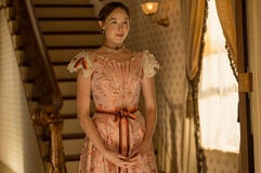 Ella Beatty come Lizzie Borden in Monster: La storia di Lizzie Borden 1x01