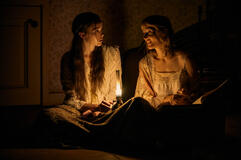 (S-D) Ella Beatty come Lizzie Borden, Vicky Krieps come Maggie Sullivan in Monster: La storia di Lizzie Borden 1x01