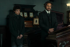 (S-D) Oliver Spenceman come Stephen, Charlie Hunnam come Andrew Borden in Monster: La storia di Lizzie Borden 1x01