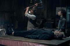  (S-D) Charlie Hunnam come Andrew Borden, Oliver Spenceman come Stephen in Monster: La storia di Lizzie Borden 1x01