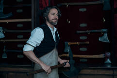 Charlie Hunnam come Andrew Borden in Monster: La storia di Lizzie Borden 1x03