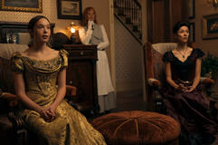 (S-D) Ella Beatty come Lizzie Borden, Vicky Krieps come Maggie Sullivan, Rebecca Hall come Abby Borden in Monster: La storia di Lizzie Borden 1x03