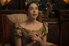 Ella Beatty come Lizzie Borden in Monster: La storia di Lizzie Borden 1x03