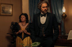 (S-D) Linda Reiter come Bertha Manchester, Charlie Hunnam come Andrew Borden in Monster: La storia di Lizzie Borden 1x03