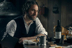Charlie Hunnam come Andrew Borden in Monster: La storia di Lizzie Borden 1x03