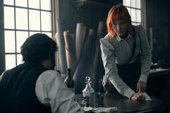 (S-D) Charlie Hunnam come Andrew Borden, Vicky Krieps come Maggie Sullivan in Monster: La storia di Lizzie Borden 1x03
