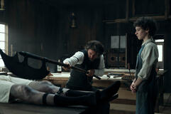 (S-D) Charlie Hunnam come Andrew Borden, Oliver Spenceman come Stephen in Monster: La storia di Lizzie Borden 1x05