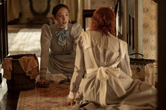 (S-D) Ella Beatty come Lizzie Borden, Vicky Krieps come Maggie Sullivan in Monster: La storia di Lizzie Borden 1x05